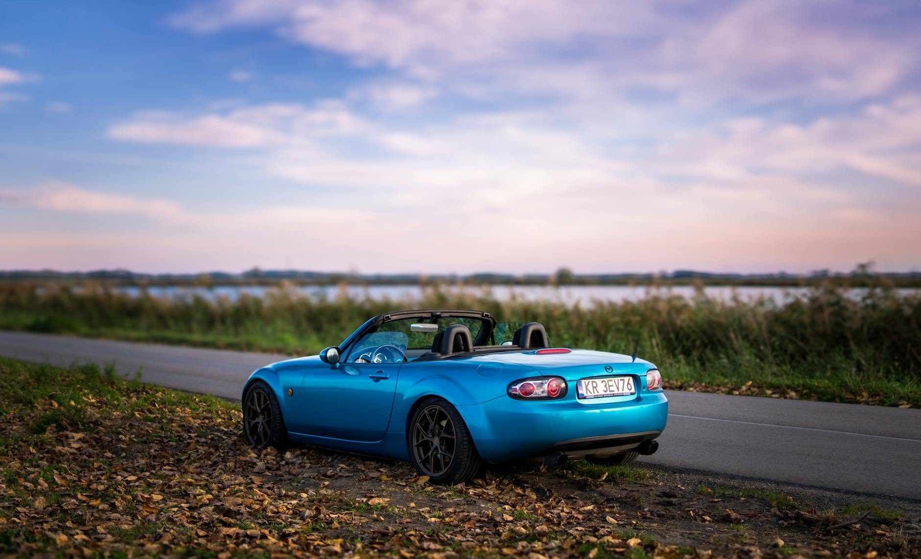 Niebieska Mazda MX-5 kabriolet przy wiejskiej drodze na Kociewiu
