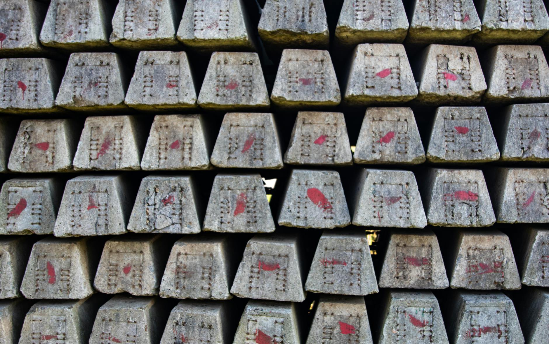 Zbliżenie na ułożone bloczki silikatowe z czerwonymi oznaczeniami