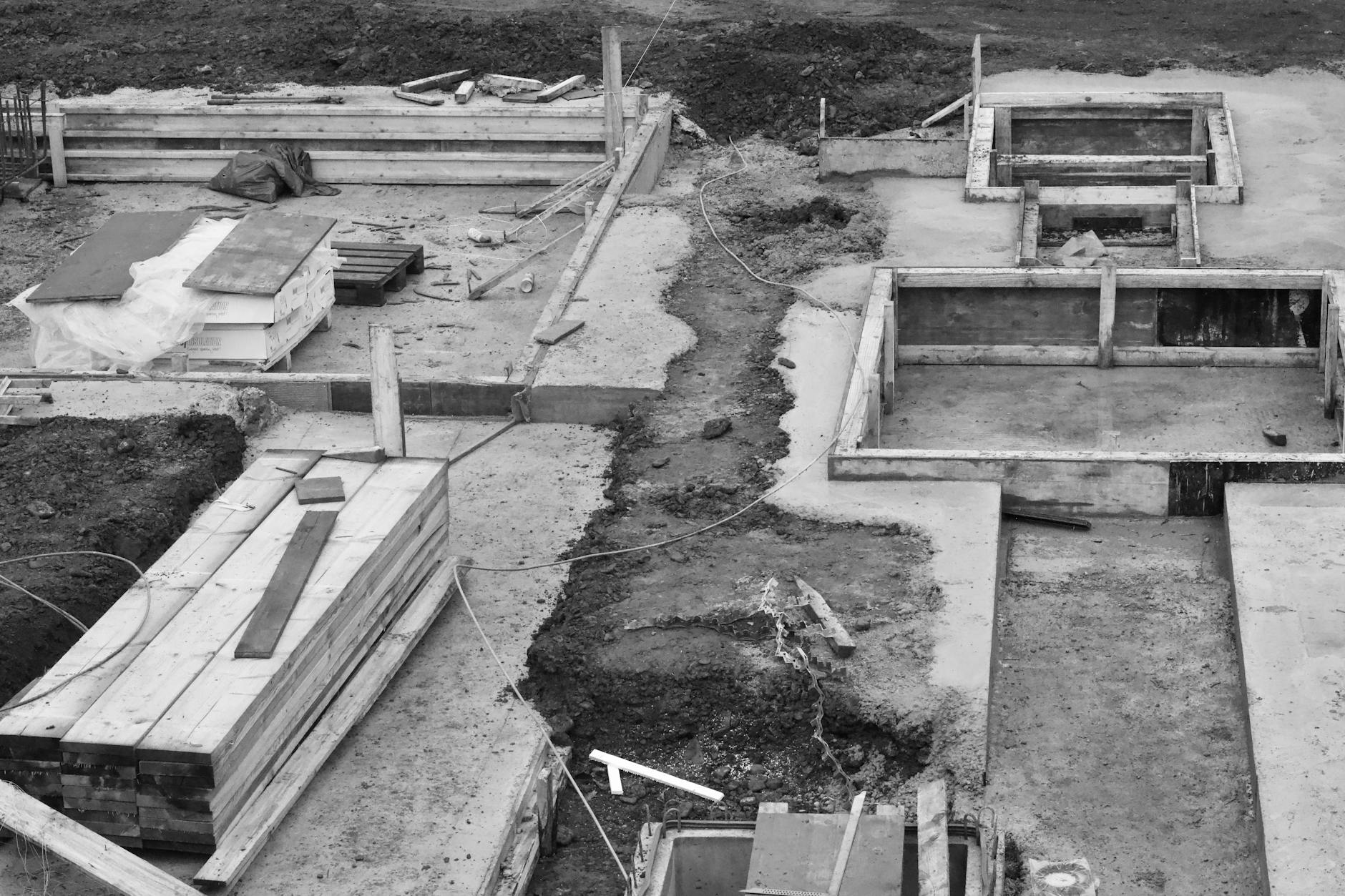 Lotniczy widok betonowych fundamentów na wczesnym etapie budowy