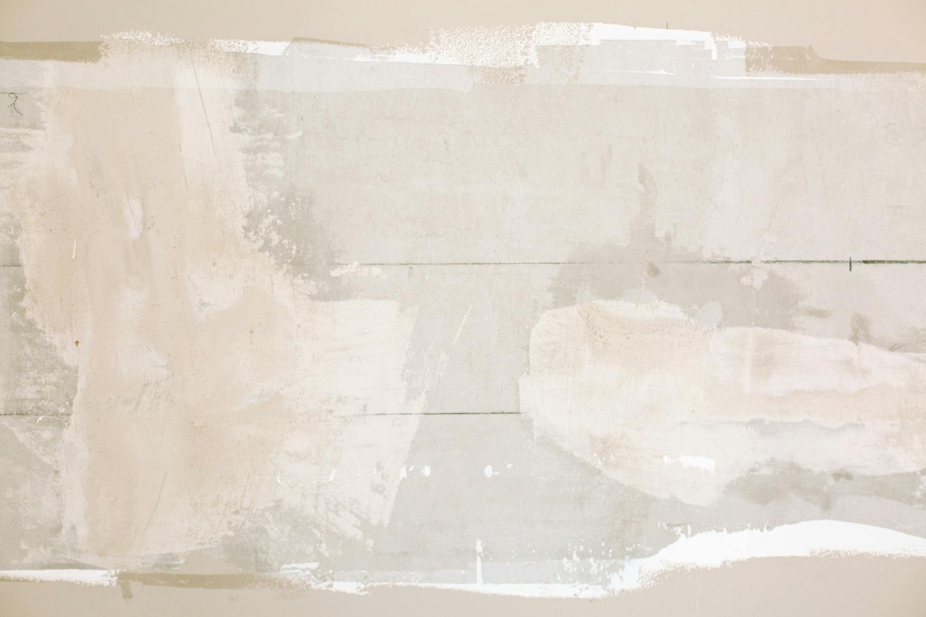 Zbliżenie na niedokończoną ścianę z tynkiem i starą farbą