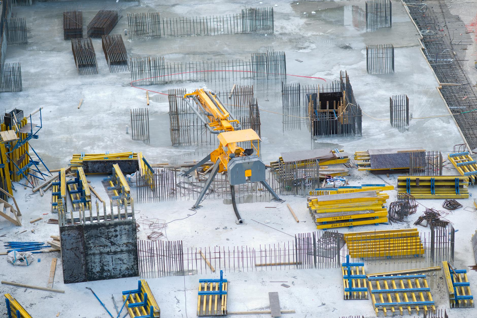 Plac budowy z maszynami i materiałami budowlanymi zimą