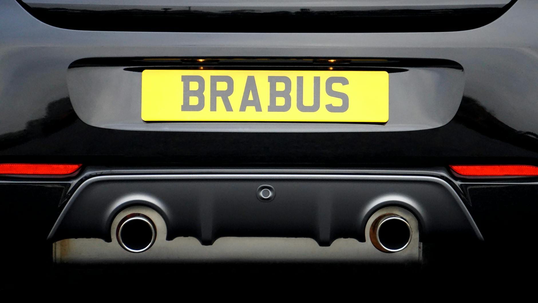 Tylny zderzak auta Brabus z widocznym sportowym układem wydechowym