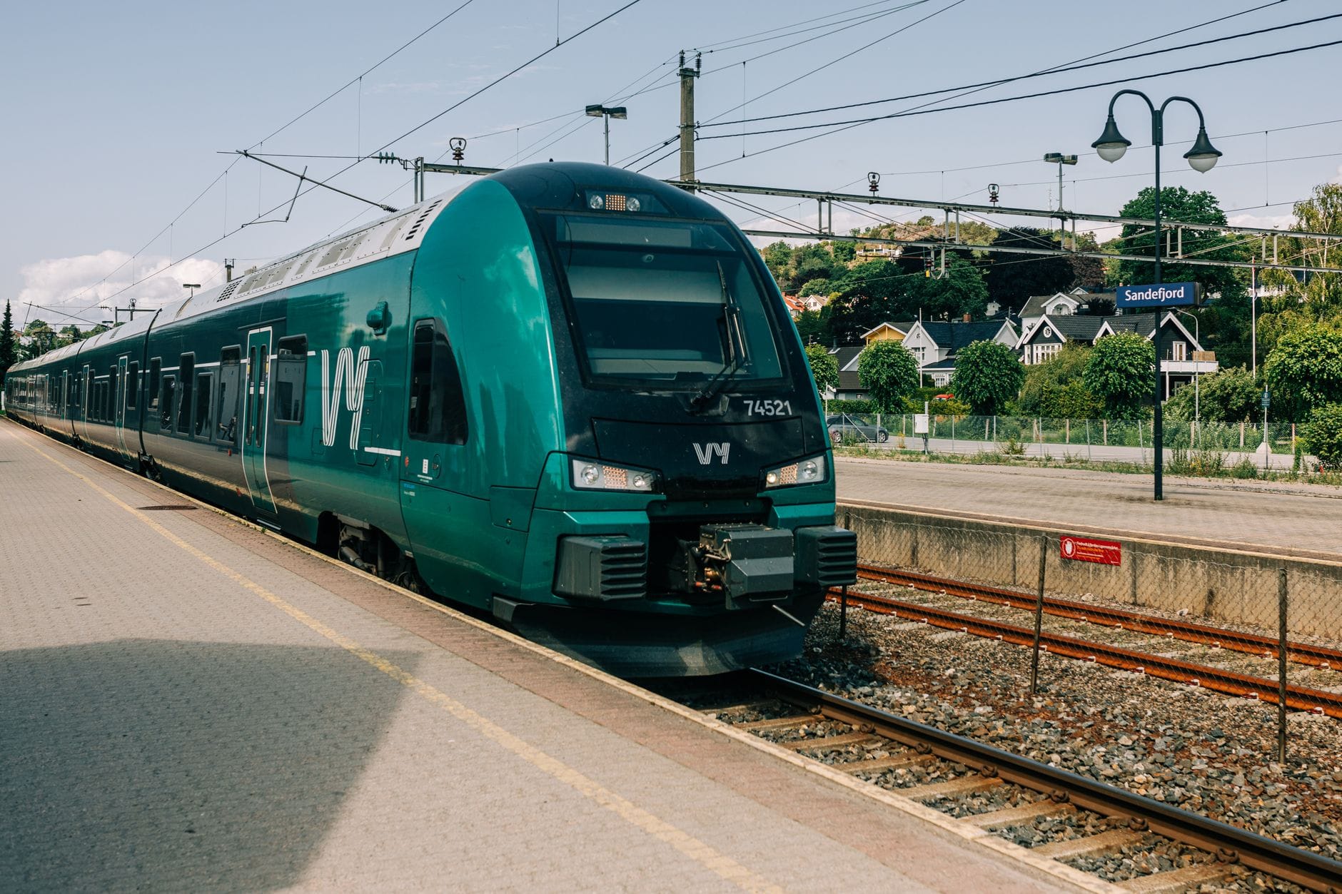 Nowoczesny pociąg pasażerski na stacji Sandefjord w Norwegii