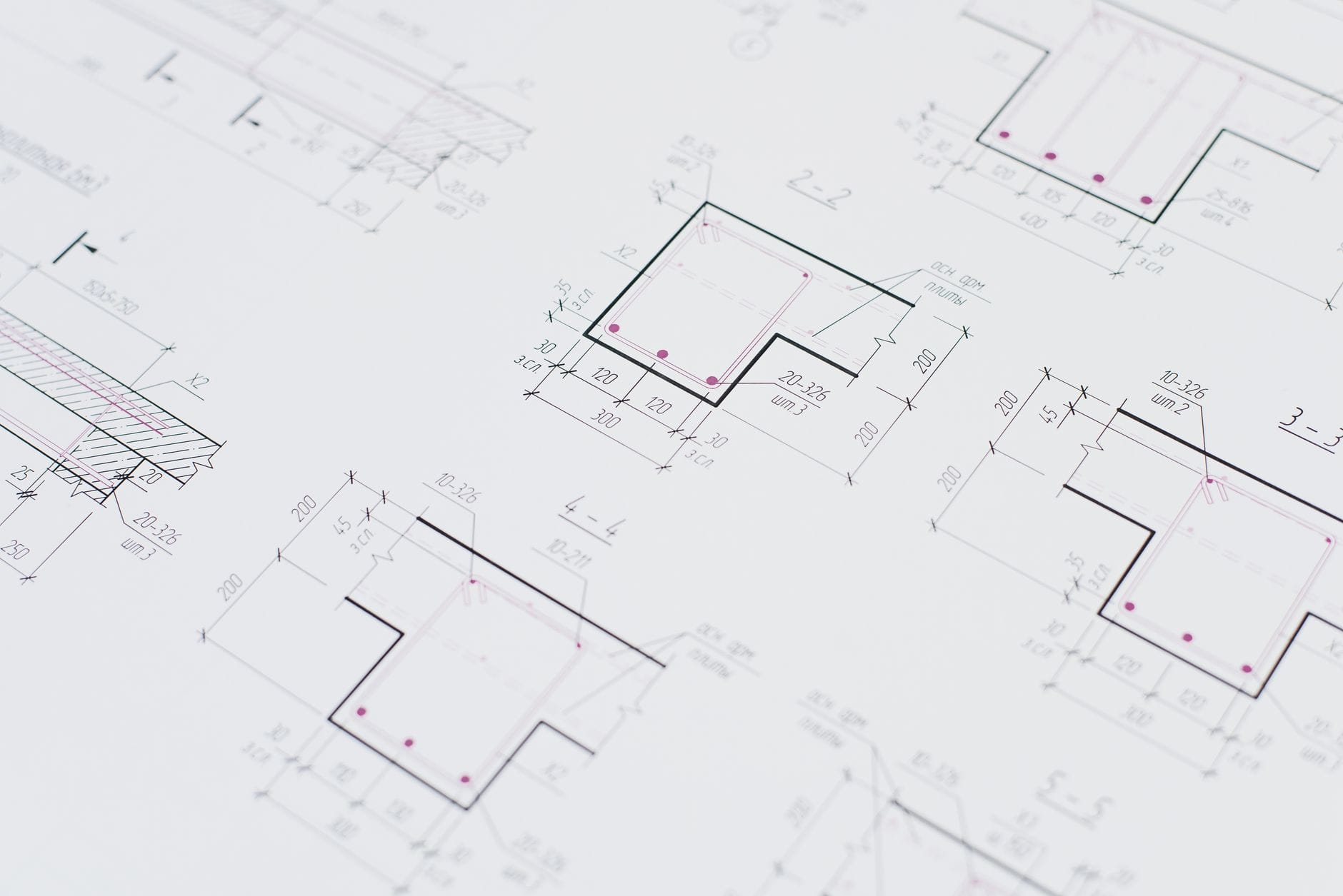 Zbliżenie szczegółowych planów architektonicznych na biurku