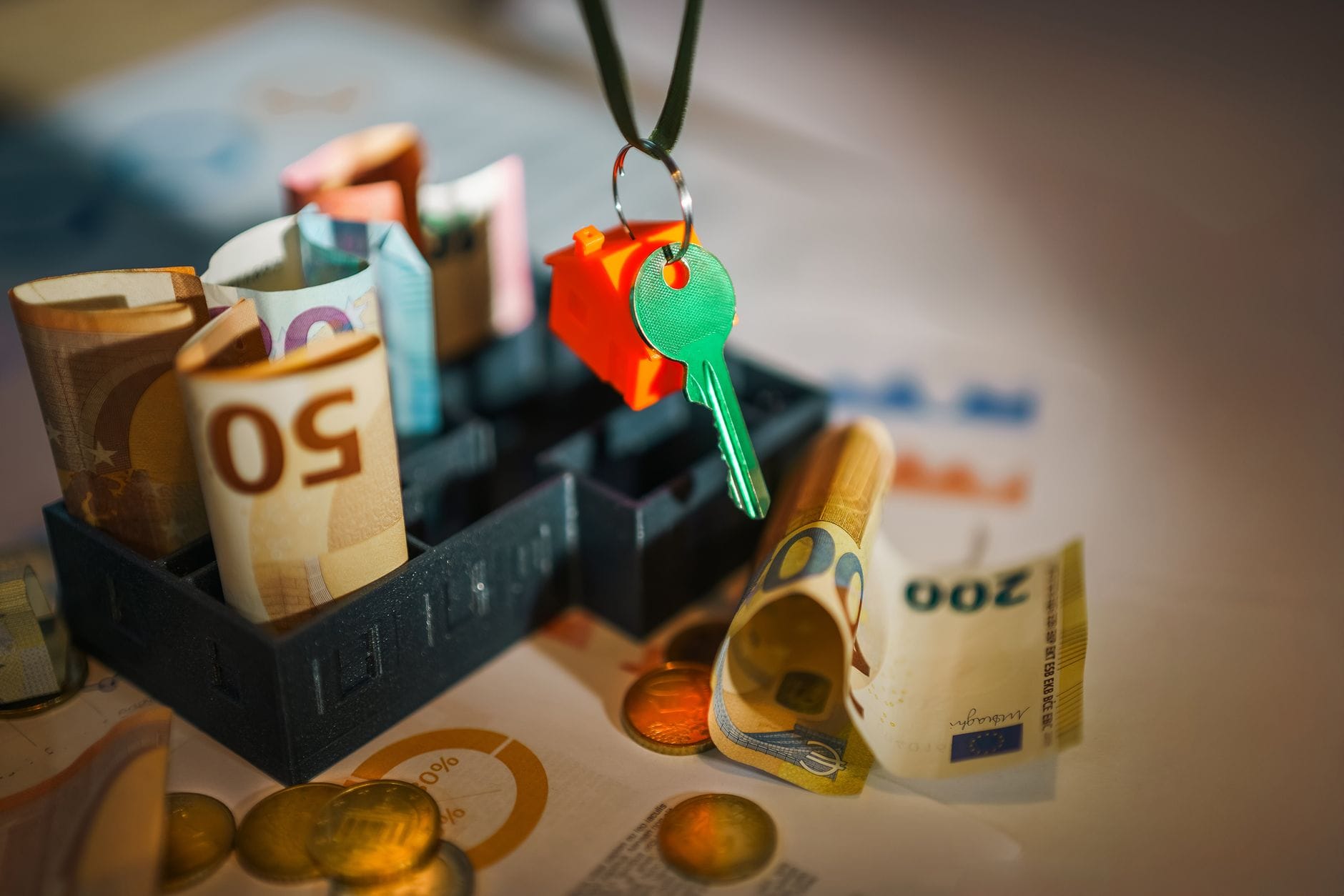 Klucz do mieszkania położony na banknotach euro