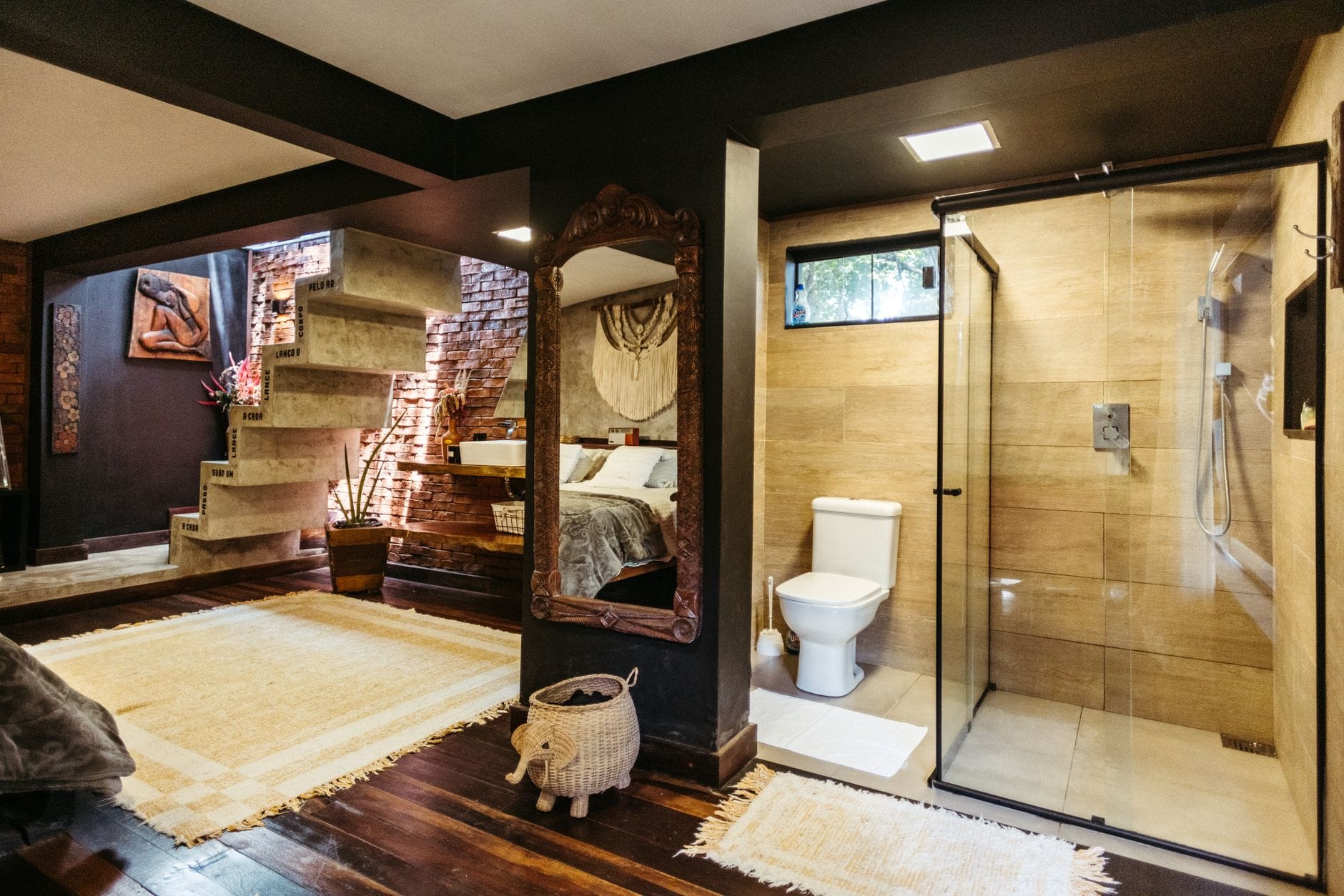 Przytulny loft w stylu modern rustic z drewnem i betonem na ścianach